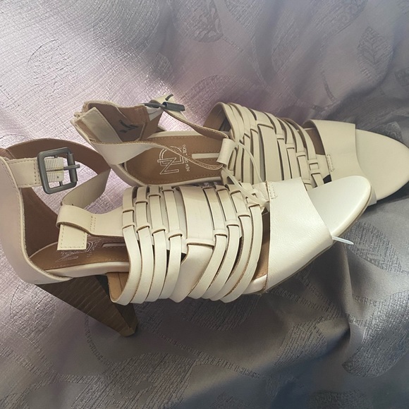 White shoes - Picture 7 of 9